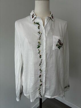 Vintage Small White Cotton long sleeve Floral Embroidered Button-Up Shirt
